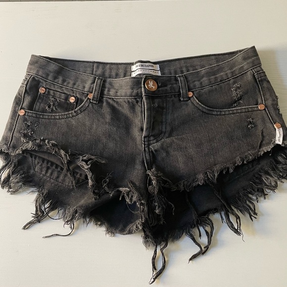ONE X ONETEASPOON FADED BLACK DUKES LOW WAIST MINI DENIM SHORTS - Picture 2 of 11
